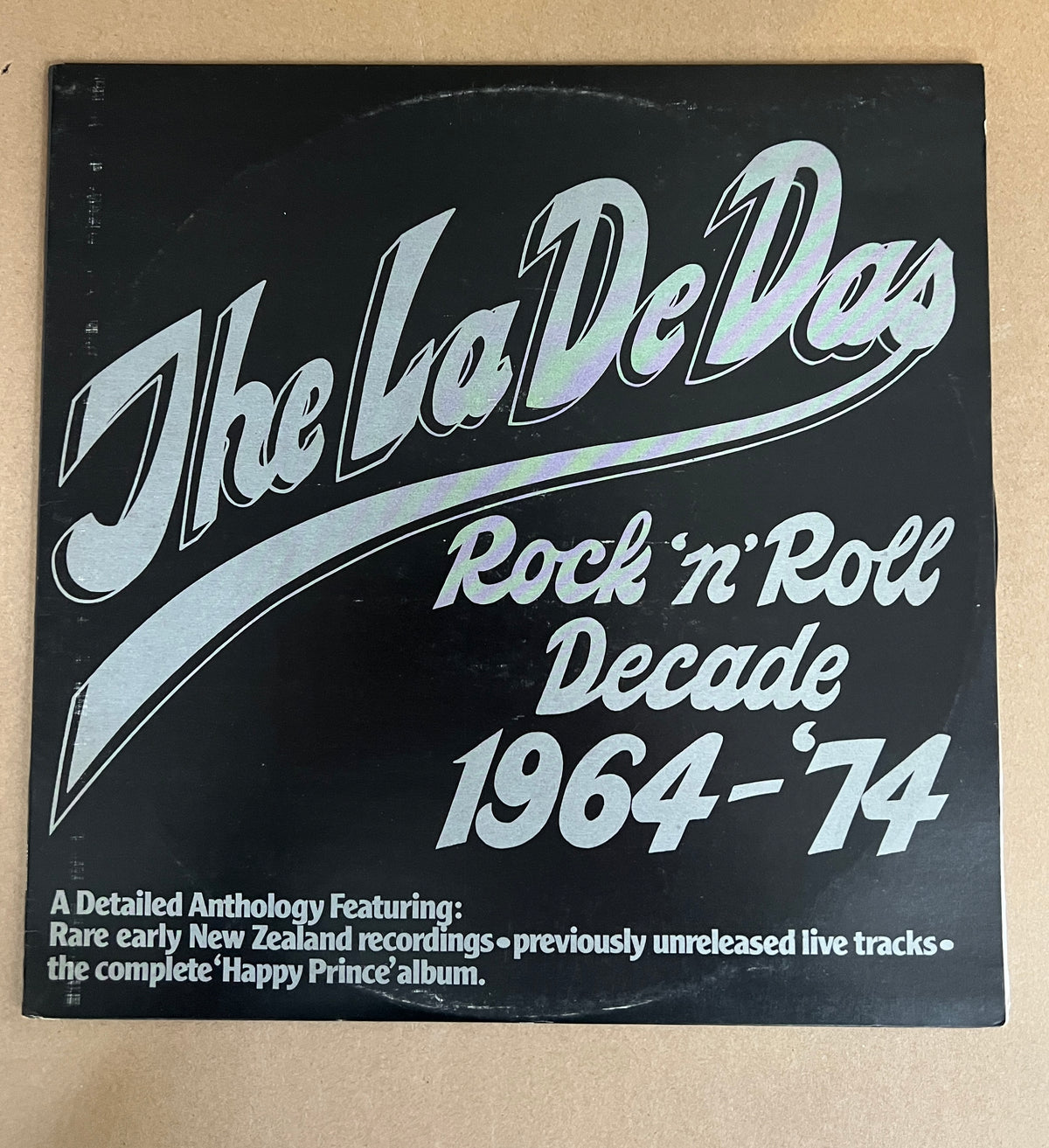 THE LA DE DAS - ROCK N ROLL DECADE 1964-’74 2LP SLEEVE - VG+ / VINYL - NM